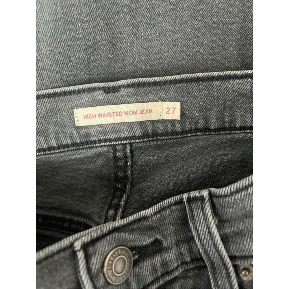 Levi’s Gray Wash High Waisted Mom Jeans 27 - Picture 3 of 4